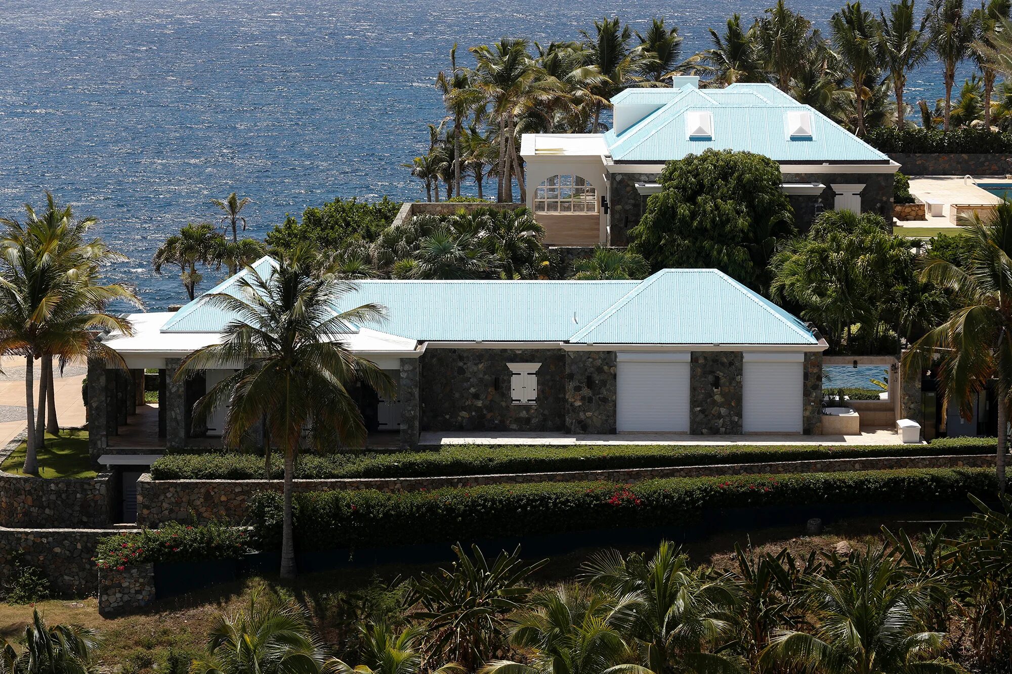 Little saint james u s virgin islands. Литл-сент-Джеймс. Остров Литтл сент Джеймс. Дом Эпштейна в Лос Анджелесе. Остров для богачей США.