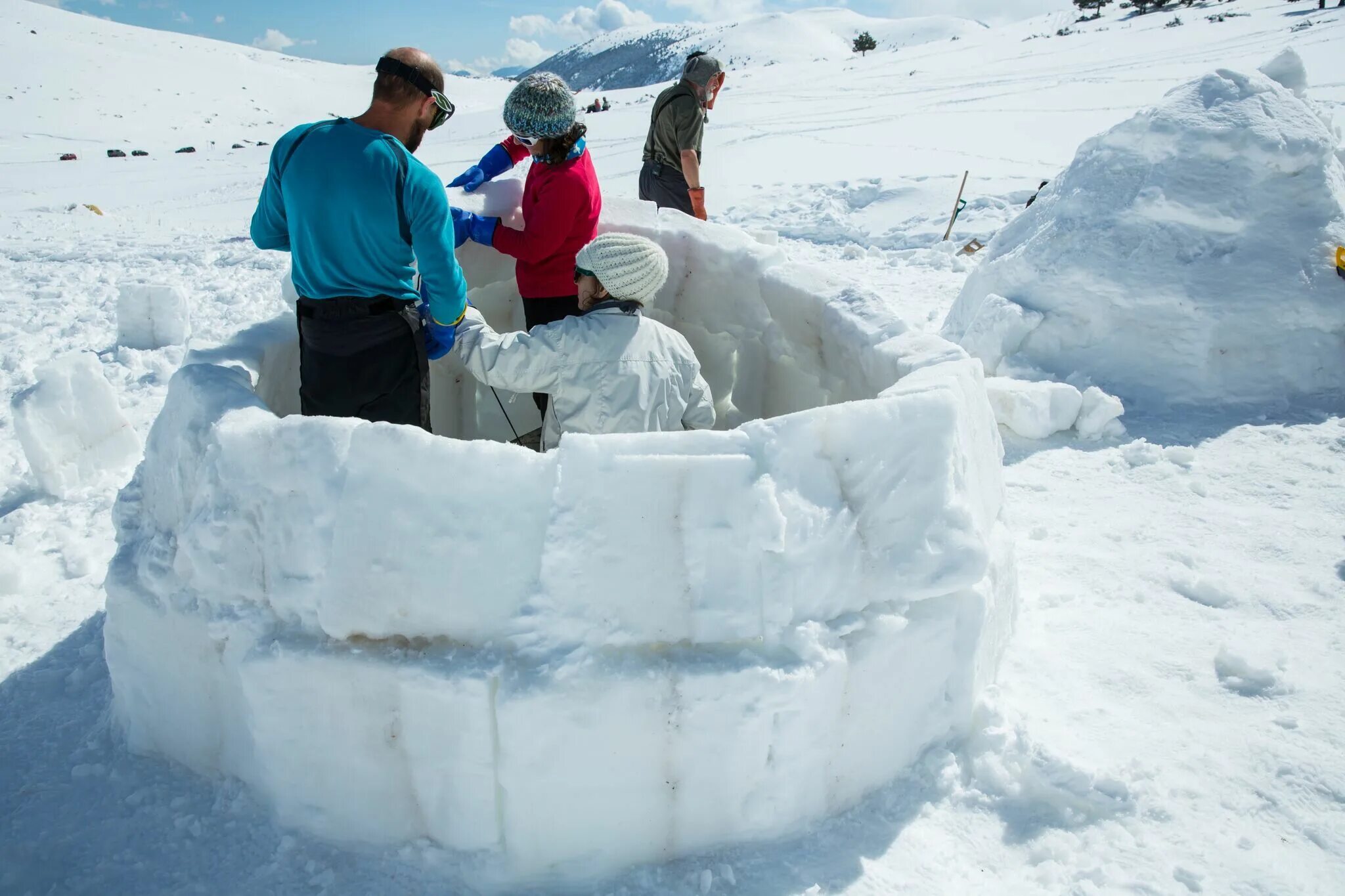 Высокие сугробы. Как называется гора наметенная из снега. Иглу - снежный дом эскимосов. Рулоны из снега. Снежные пончики природное явление.