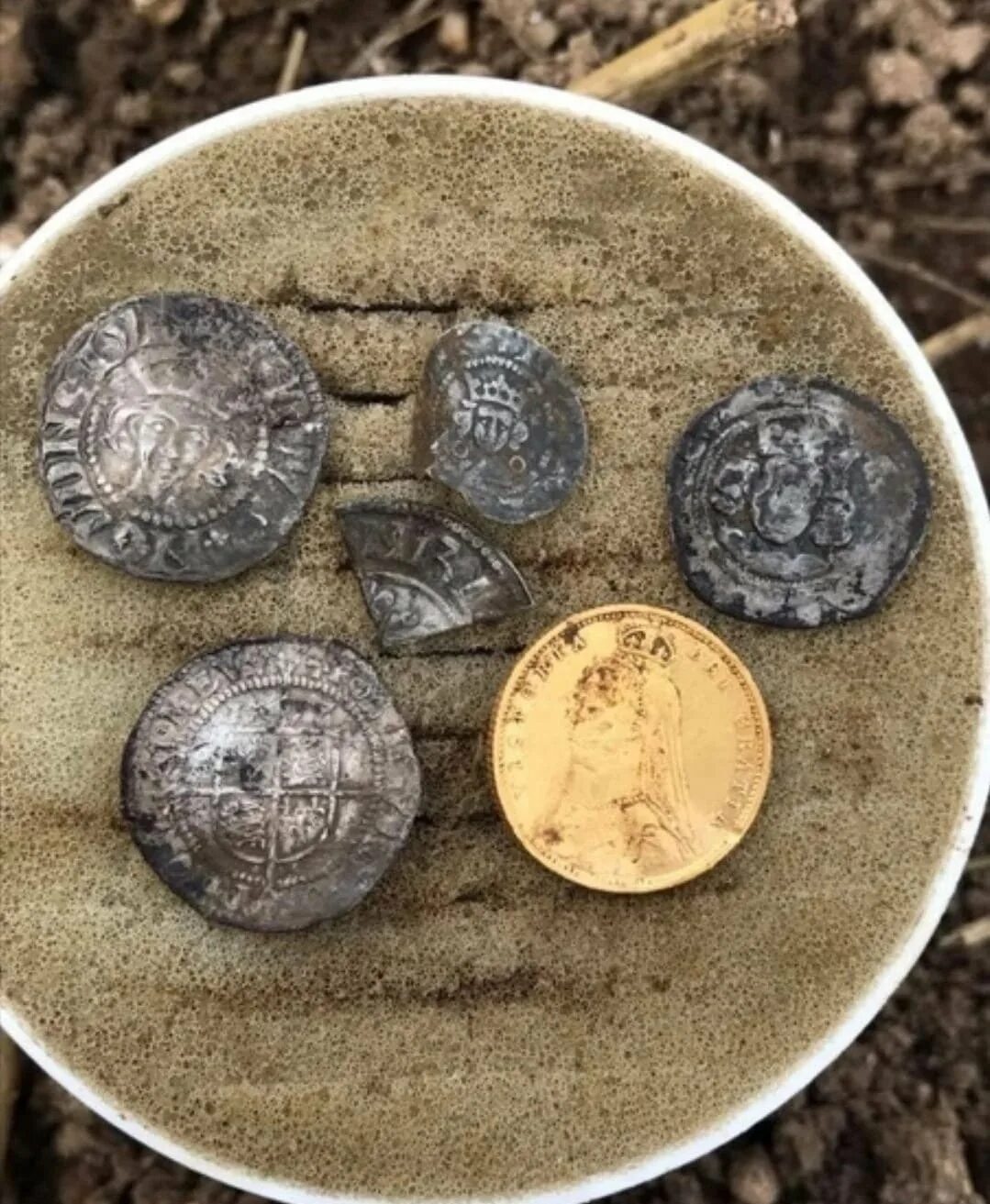 Клад монет. Серебряная монета в земле. Находки монет. Клад серебряных монет. Загадываем монеты