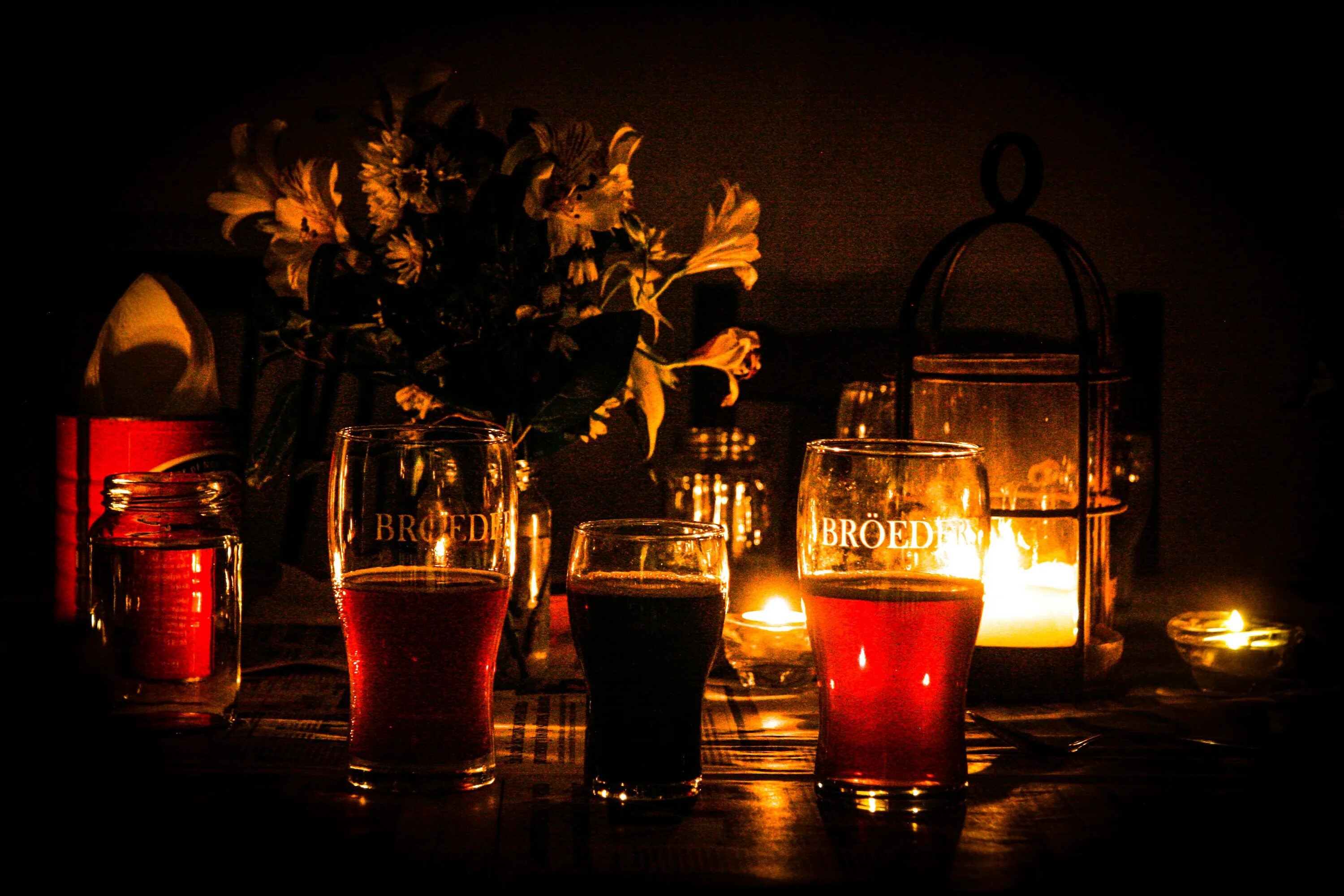 Вечер с пивом. Выпивка ночью. Шампанское в руке. Доставка алкоголя на дом. Столик в ночном баре.