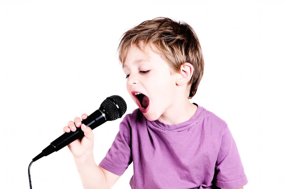 He is singing the song. Дети поют. Ребенок с микрофоном. Школьник с микрофоном. Омикрон у детей.