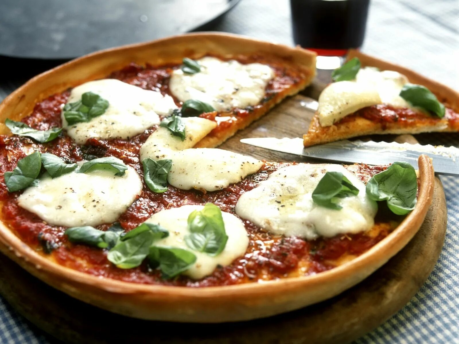 Пицца моцарелла. Fresh mozzarella pizza. Pizza mozzarella. Как нарезать моцареллу для пиццы. Как уложить моцареллу на пиццу.