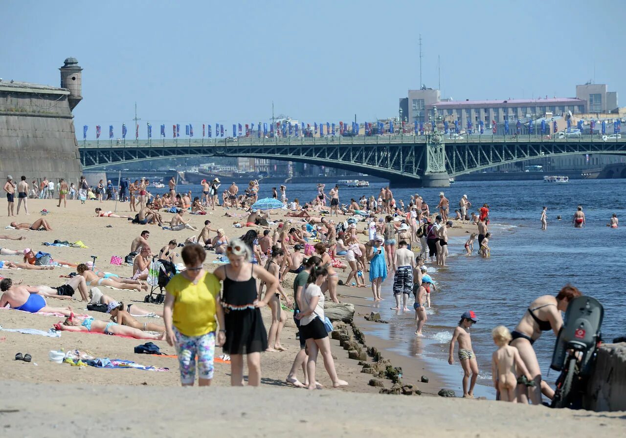 Погода на лето в спб. Парк 300 летия пляж. Парк 300-летия Санкт-Петербурга летом. Беговая парк 300 летия. Пляж в Питере.