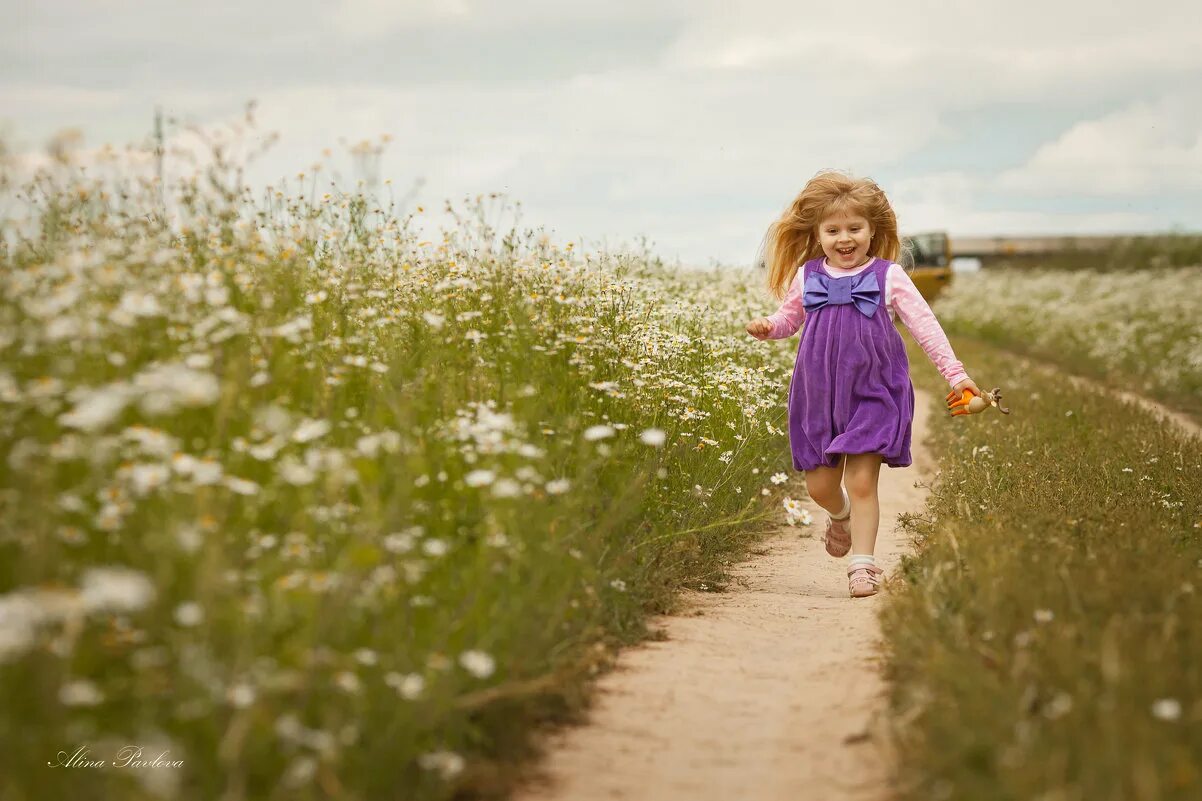 Девочка в поле. Счастливая девочка. Девочка бежит в поле. Дети идут по тропинке.