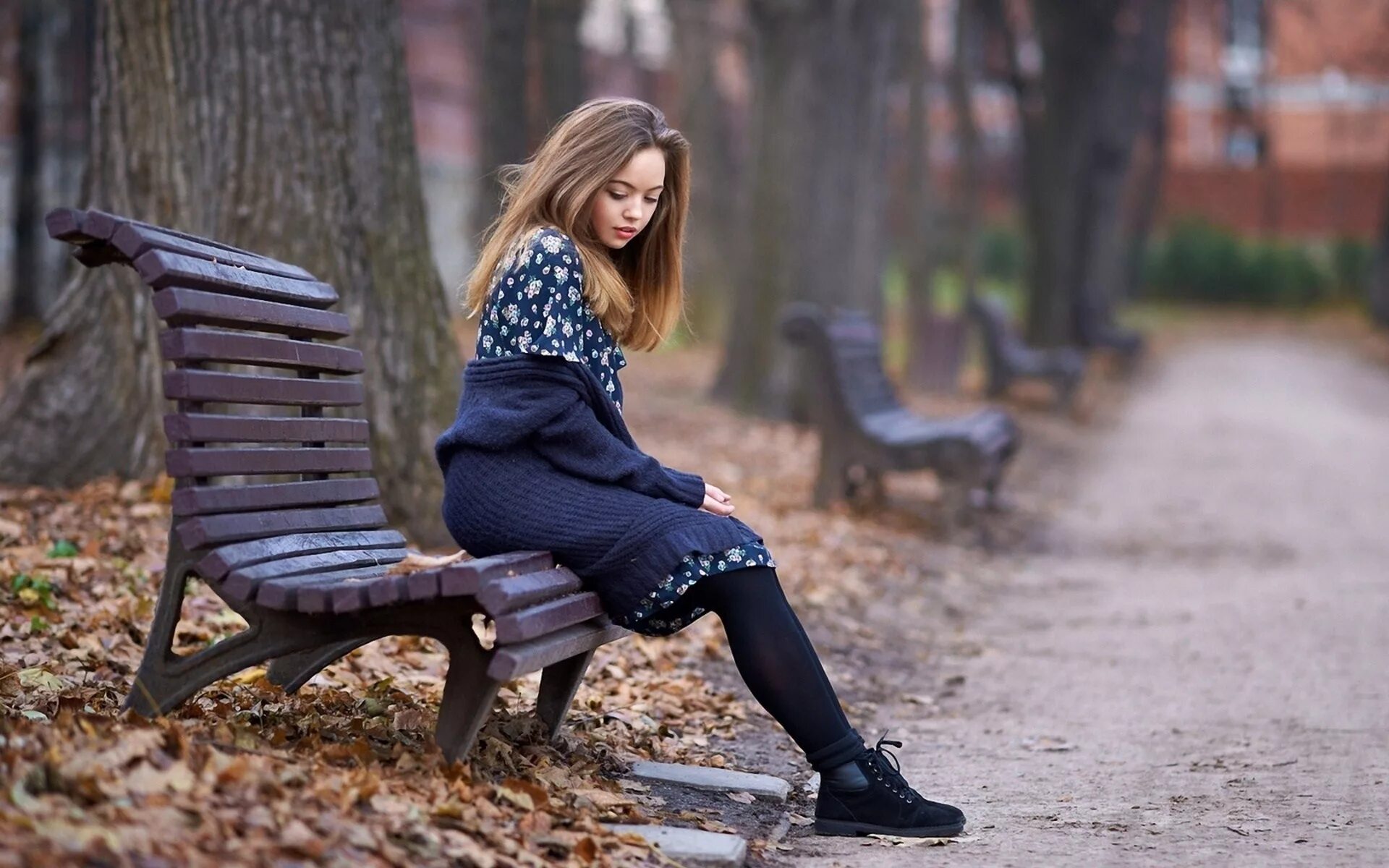 Молодой девушка сидят лице. Девушка в парке. Осенняя фотосессия. Девушка на скамейке в парке. Фотосессия в парке.