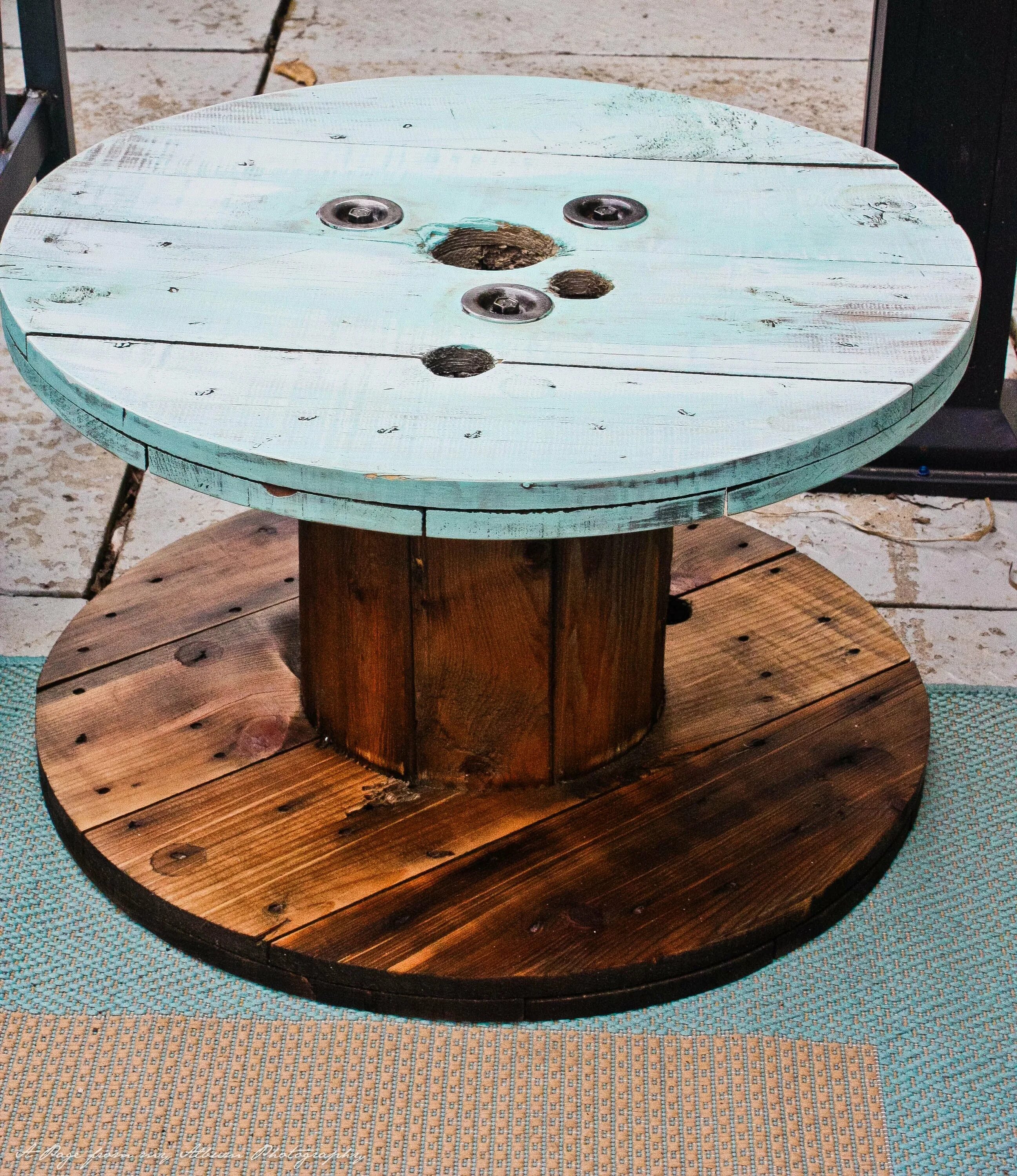 Катушки от кабеля диаметр 1500мм. Катушка из под кабеля. Катушка для кабеля деревянная. Столик из кабельного барабана. Цветник из катушки для кабеля.