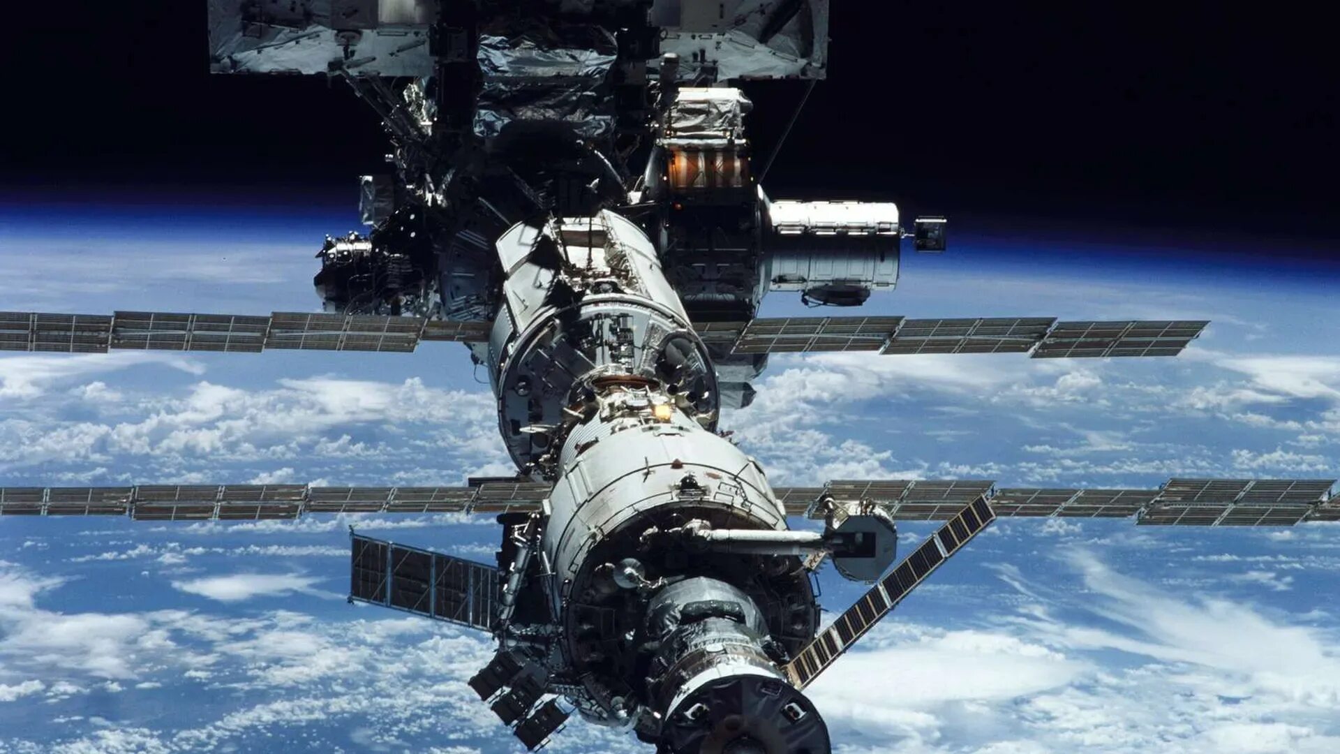 Как называется российская космическая станция. Космическая станция МКС. Крю драгон на МКС. МКС 2000. Международная орбитальная Космическая станция.