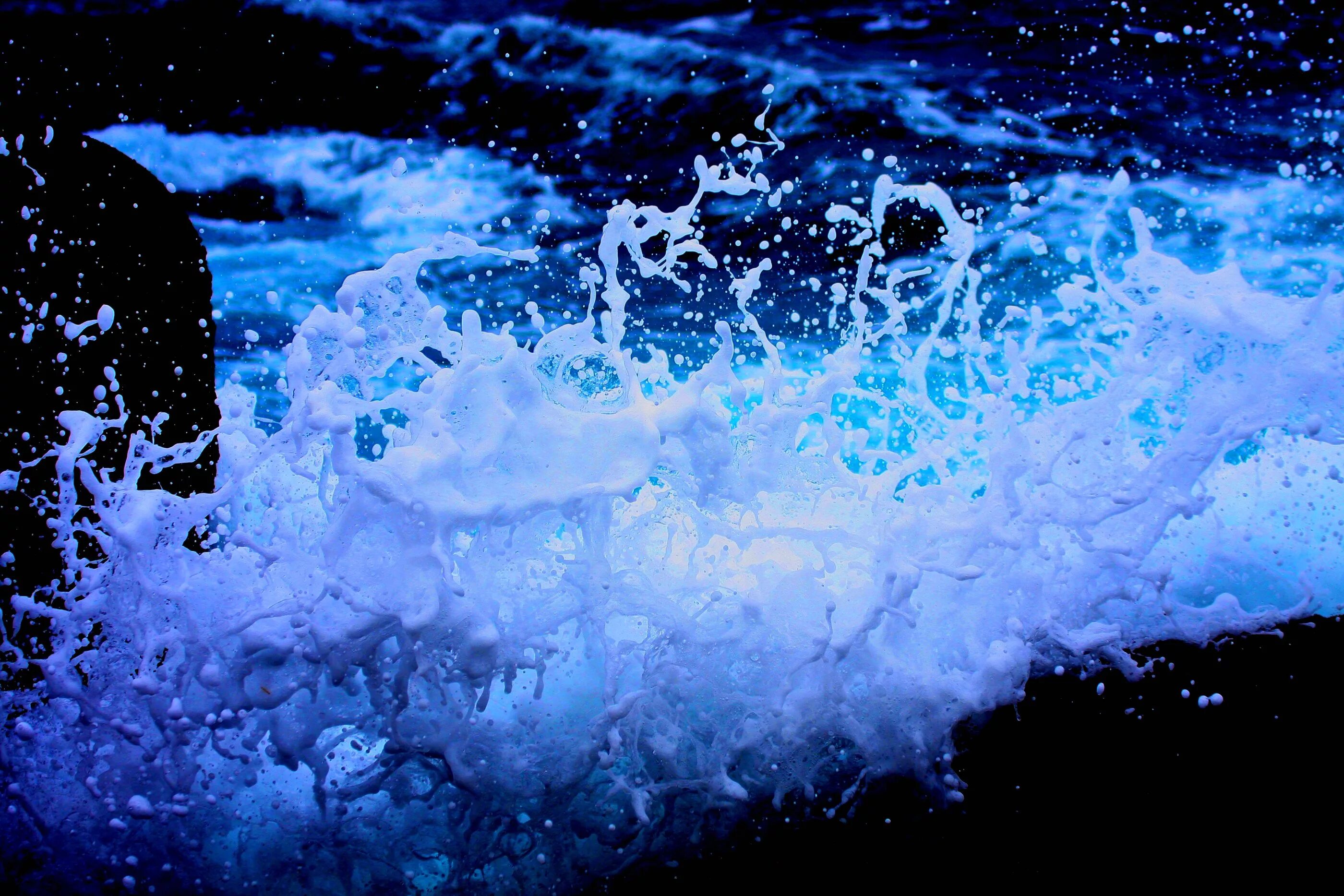 Синяя пена. Пена на воде. Водяная пена. Голубая пена. Брызги пены.