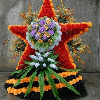 Композиция из живых цветов на выставку