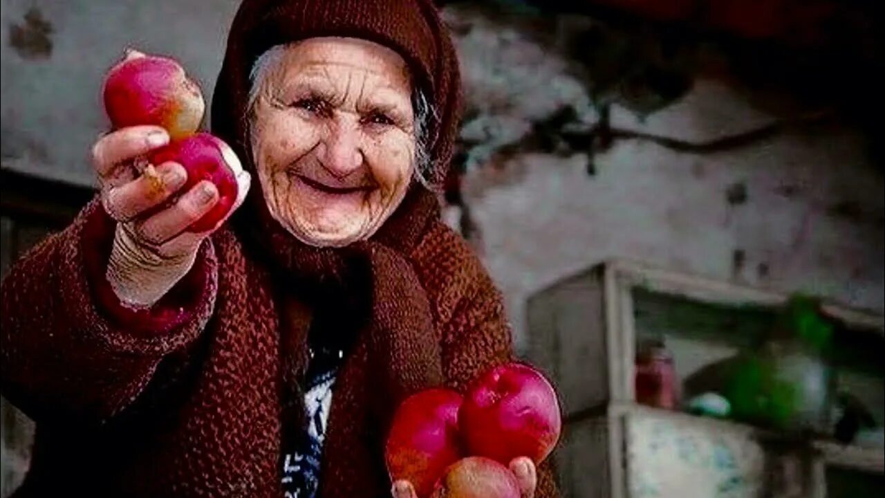 Хотели помочь бабушке. Лдь рдййй. Добрая бабушка. Бабушка с яблоками.