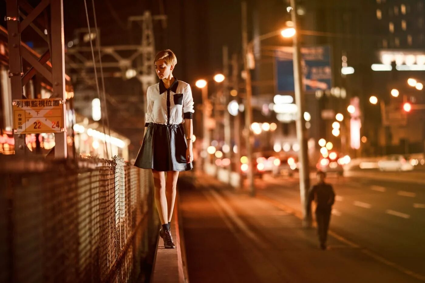 Бредя по улице. Фотосессия прогулка по городу. Девушка в ночном городе. Вечерняя фотосессия в городе. Девушка в городе.