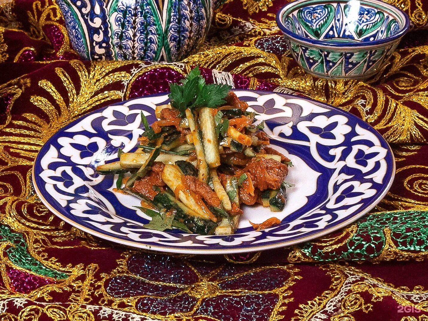 Узбекская кухня карта. Чайхана тюбетейка. тюбетейка бишкек чайхана. золотая тюбетейка салат. узбекская кухня салаты.