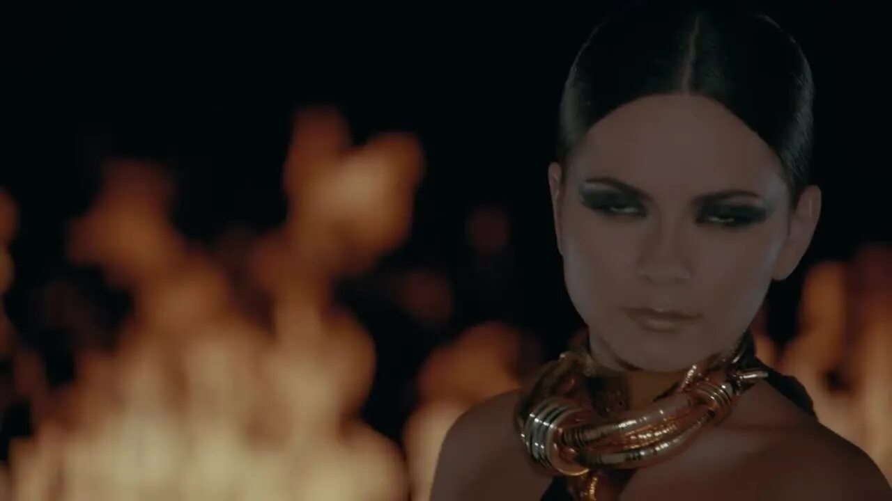 Hole violet. Группа hole клипы. Inna diggy down. Hole клипы. Мьюз солист.