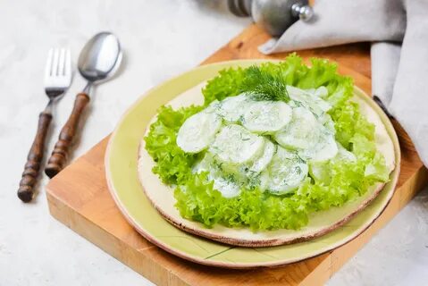Салат из огурца со сметаной калорийность