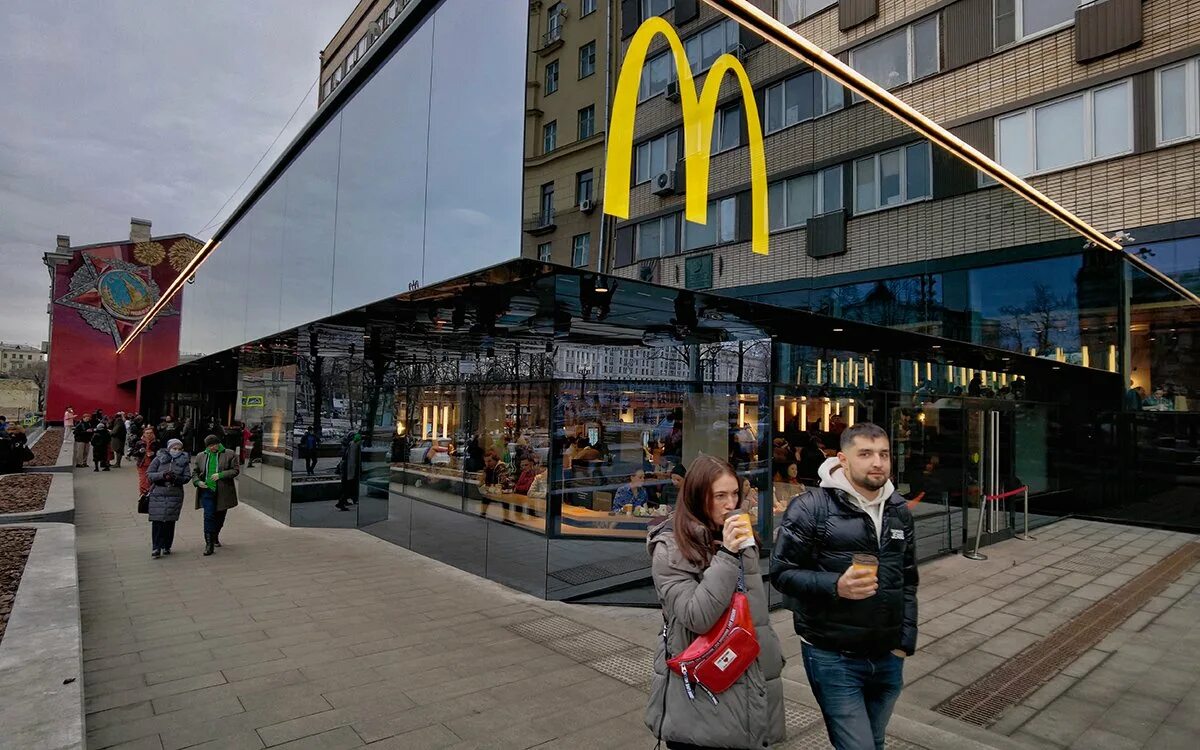 Mcdonald's russia. Макдоналдс на Пушкинской новый фасад. Новый макдональдс в России. МЦ макдональдс. Новое название макдональдс в России.