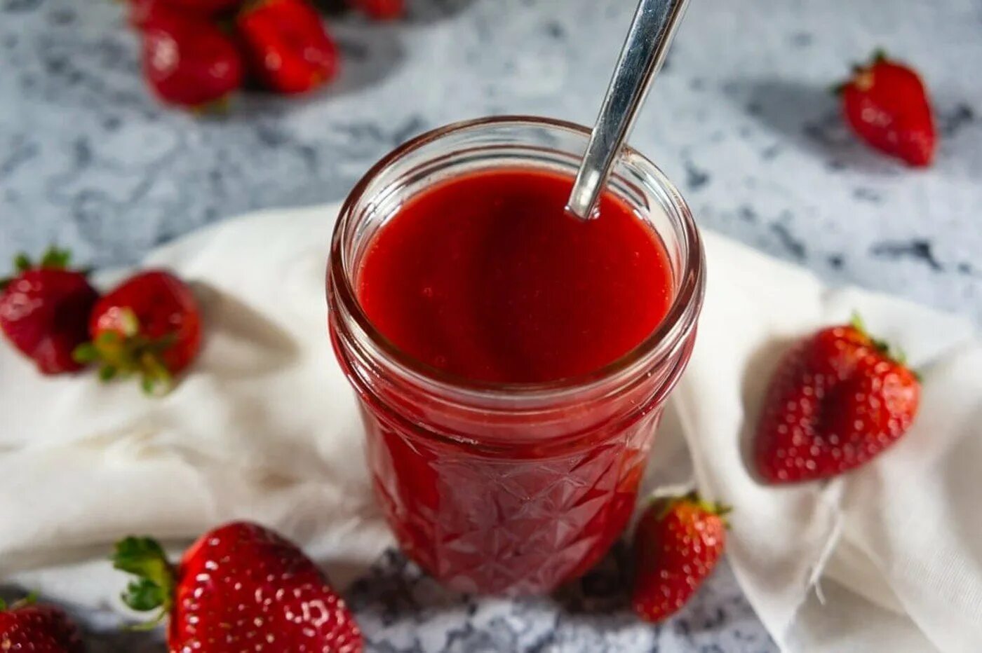 Сироп из клубники на зиму. Конфитюр из клубники для торта. сироп из клубники. клубничный компот. сироп из малины.