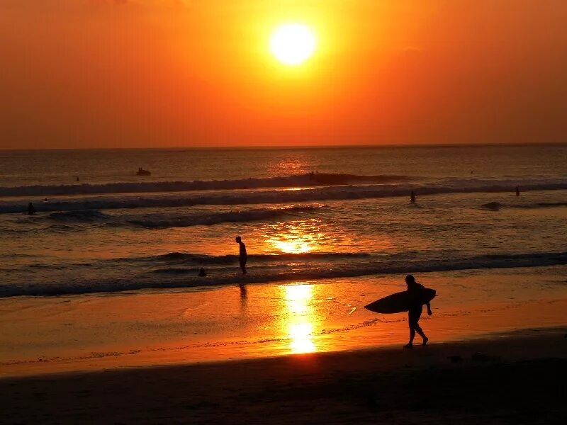 Pantai bali. Кута Бали. Пляж Кута Pantai. Пляж Санур Бали закат. Бали Кута закат.