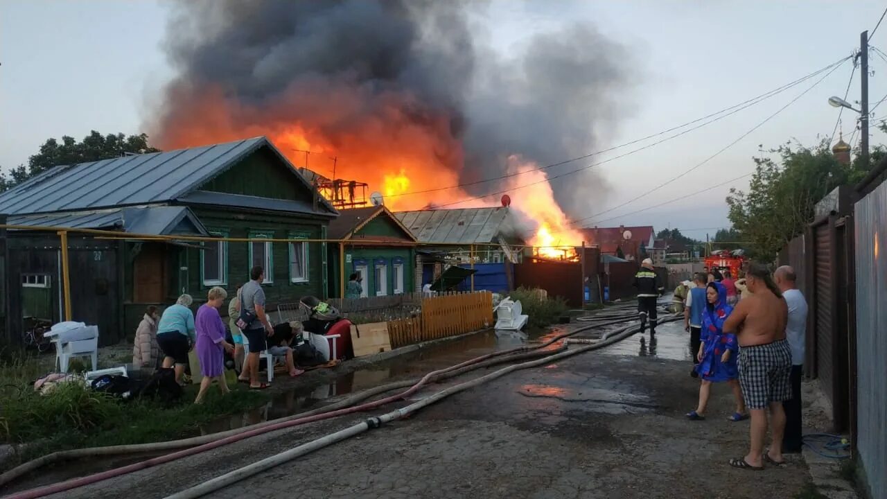 Где сегодня ночью был пожар. Пожар в частном секторе. пожар в самаре. в самаре сгорел дом. сгоревший частный дом.
