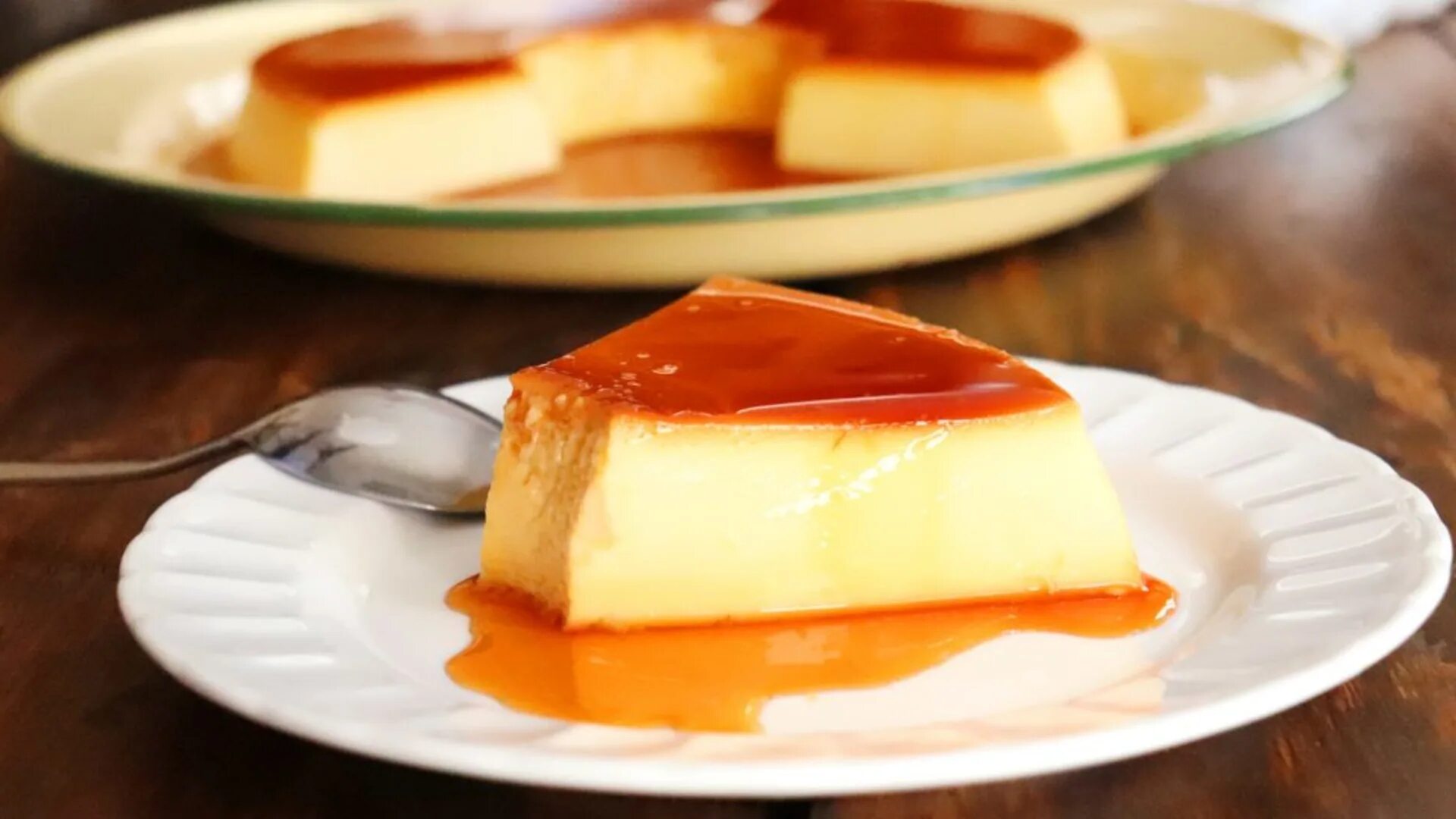 Flan napolitano. Карамельный пудинг Флан. Кубинский Флан десерт. Яичный Флан. Флан с карамелью.