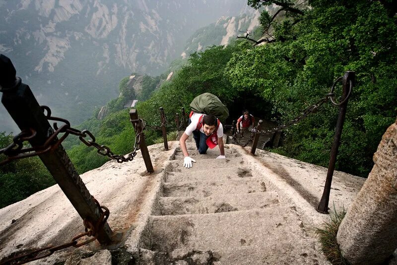 Тропа желаний. Небесная лестница на гору Хуашань,. Лестница горы Хуаншань. Гора Хуашань тропа смерти. Лестница в Хуа Шан Китай.