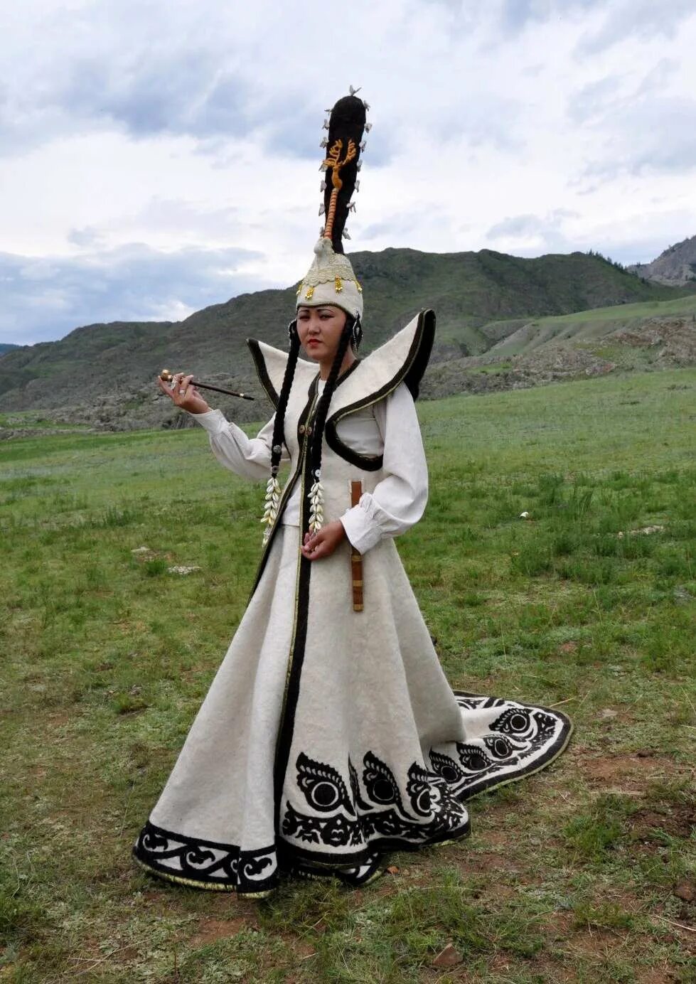 костюмы алтайцев. алтайская национальная одежда алтай борук. национальный костюм алтайцев чегедек. алтайская национальная одежда алтай борук. костюмы алтайцев.