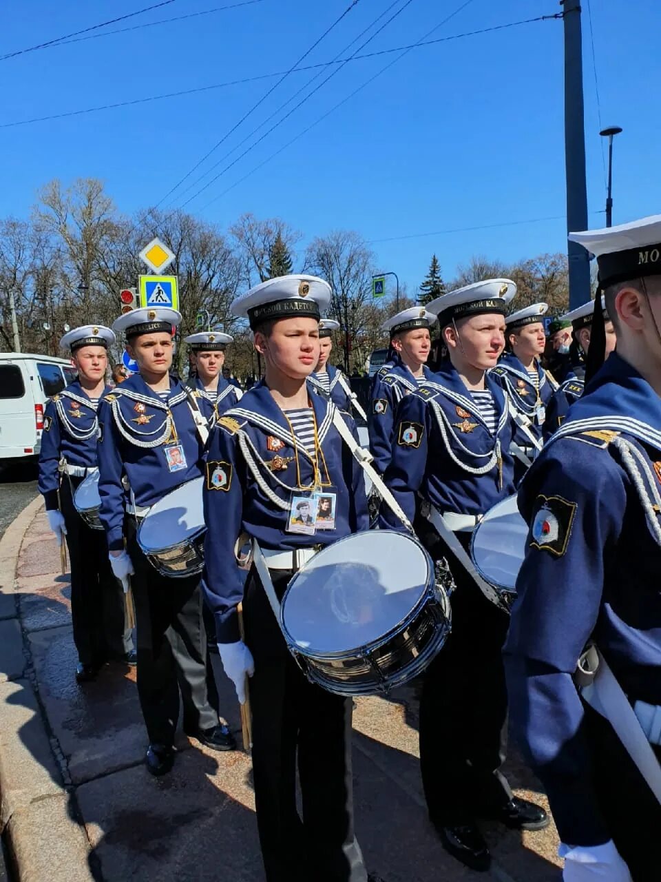 Кронштадтский морской кадетский военный корпус. Барабанщики КМКВК. Морские кадеты Нахимовского училища. Кронштадтский морской кадетский корпус герб.