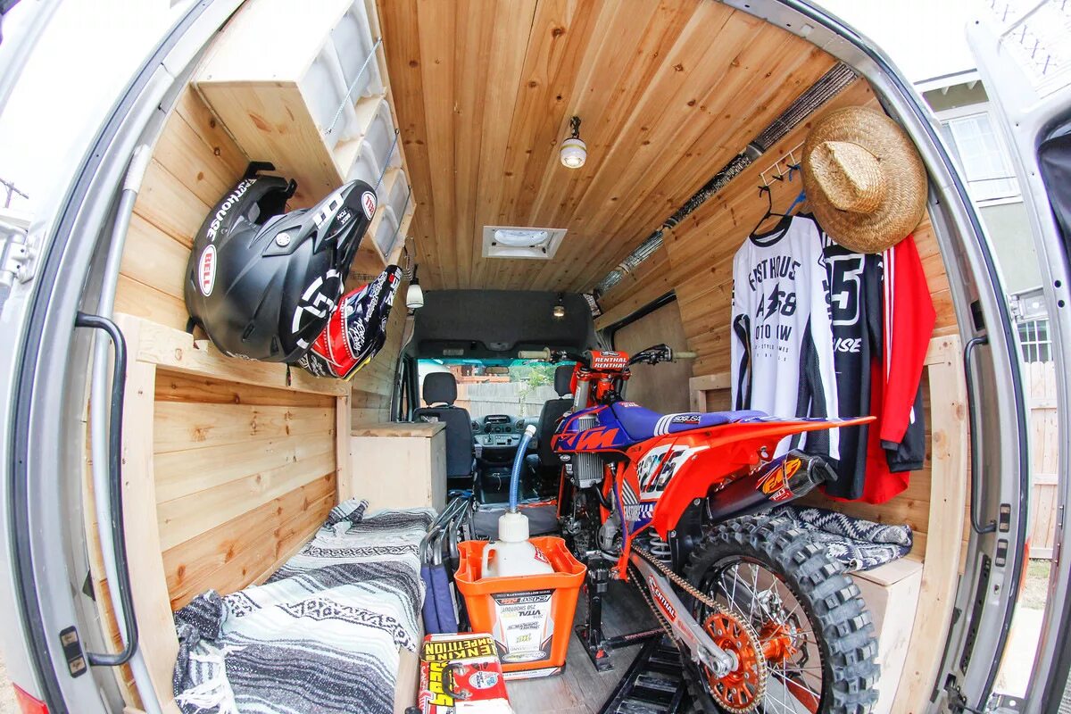 Где поставить мотоцикл. Moto van Camper. Перевозка мотоцикла в фургоне. Мини гараж для мотоцикла. Прицеп гараж для мотоцикла.