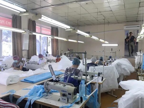 цех швейной фабрики. фабрика по пошиву одежды. швейный цех. швейный цех предприятия. швейное производство.