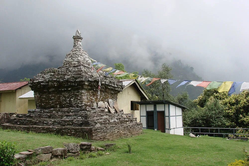 сикким индия. королевство сикким. дубди монастырь сикким. дарджилинг город в индии. сикким.