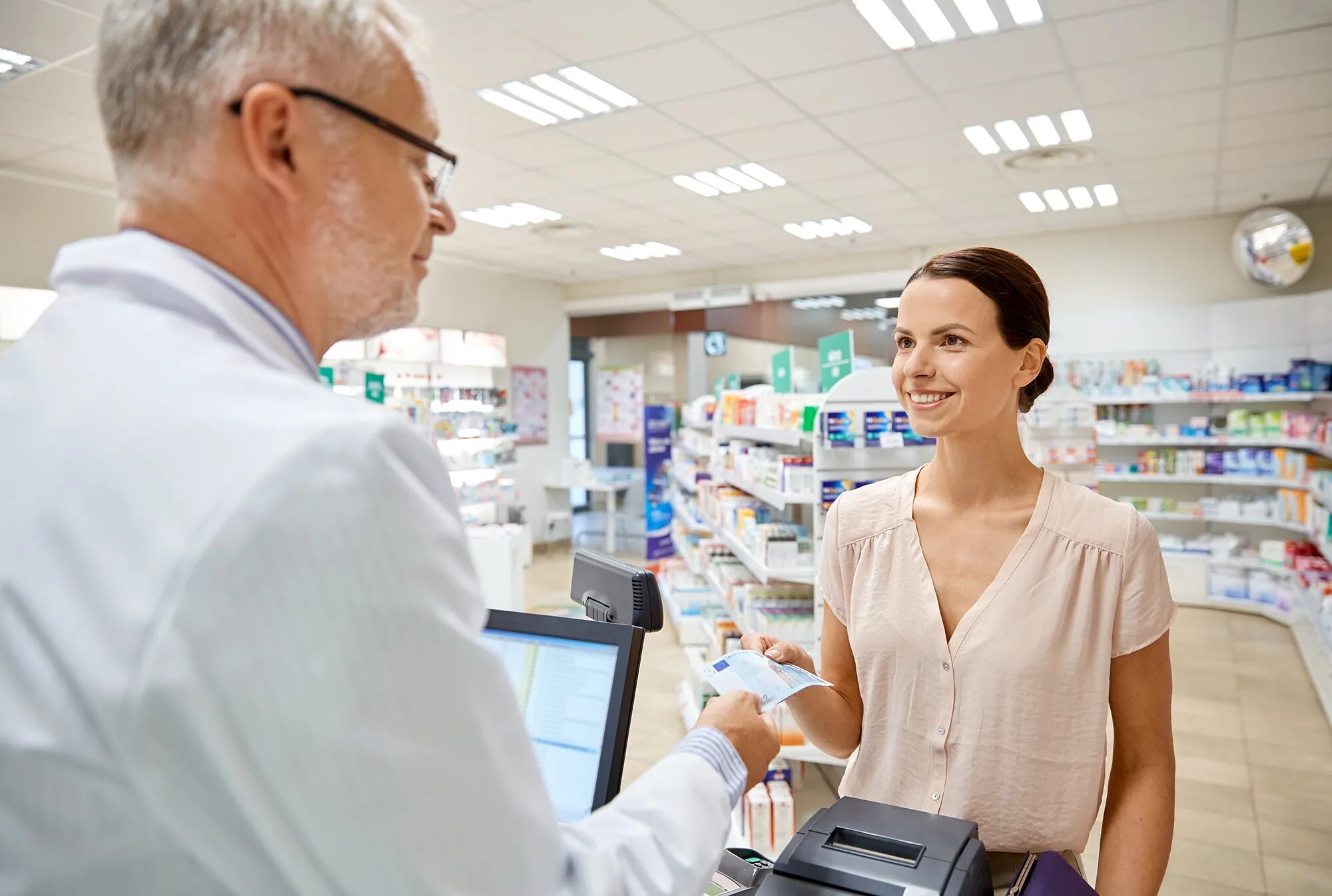 аптека лекарства. красивый фармацевт. женщина выбирает лекарства. покупатель в аптеке. посетители в аптеке.