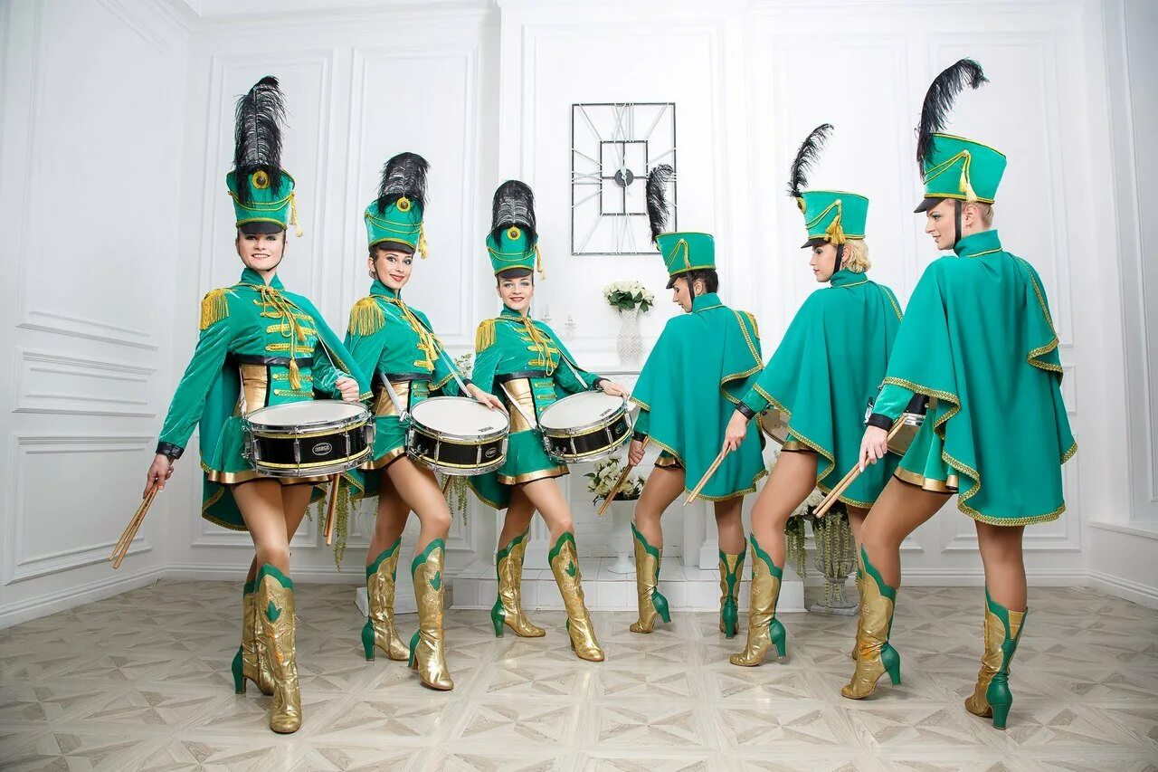 Аниматоры спб дворцовая гусарки. Девушки в гусарской форме. Гусарские костюмы для девушек. Коллектив шоу барабанщиц «emotion». Мажоретки барабанщицы.