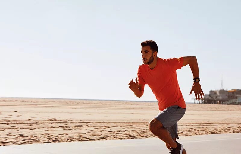 тренировка бег. бег мужчина. мужчина бежит. парень на пробежке. парень бегает за бывшей.