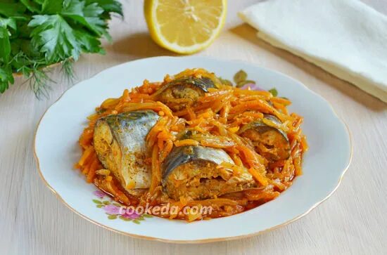 Скумбрия на сковороде с луком тушеная. Скумбрия тушеная с морковью и луком. Монастырская кухня скумбрия с паприкой. Скумбрия тушеная с морковью луком. Солёная скумбрия с луком и морковью.