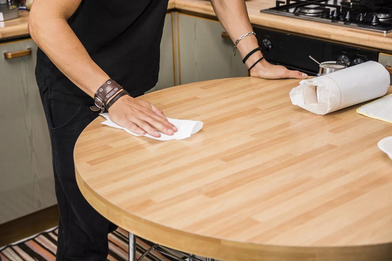 Вытирать стол бумагой. Протирает стол. Протирает кухонный стол. Протираюкухонный стол. Протереть обеденный стол.
