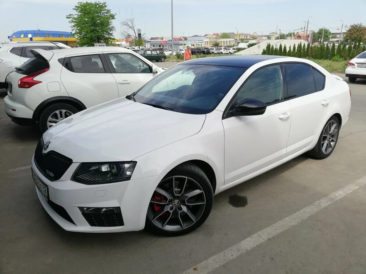 Skoda octavia rs 2015. Skoda Octavia a7 RS белая. Skoda Octavia a7 RS 2014 белая.