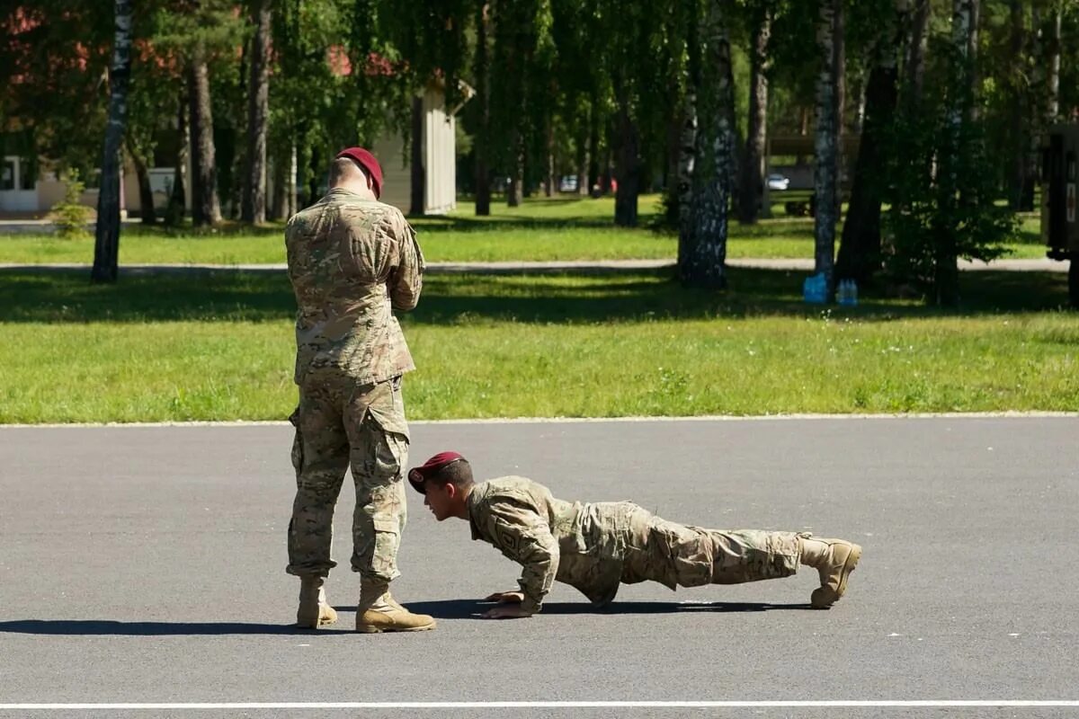 Отжимания в армии. Солдат отжимается. Отжимаются в армии. Военные отжимания. Отжимания солдат.