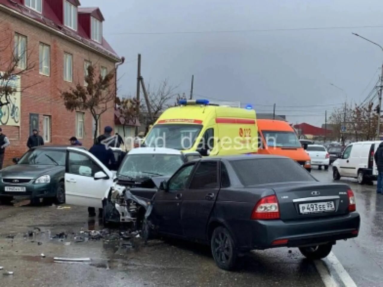 Сергея бурунова умер. Авария в Махачкале Приора. Авария Приора декабрь 2022.