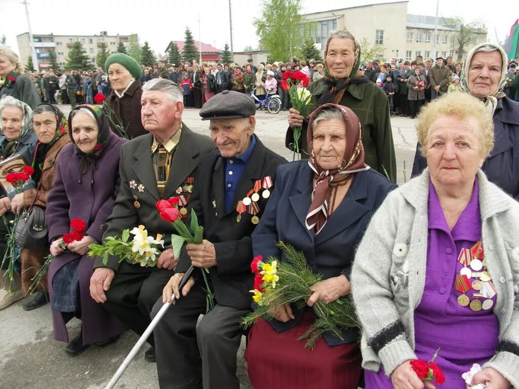 Погода в новых бурасах на неделю. Новые Бурасы. Фронтовики Саратовской области. Ветераны в Давыдовке. Новые Бурасы Саратовская область.