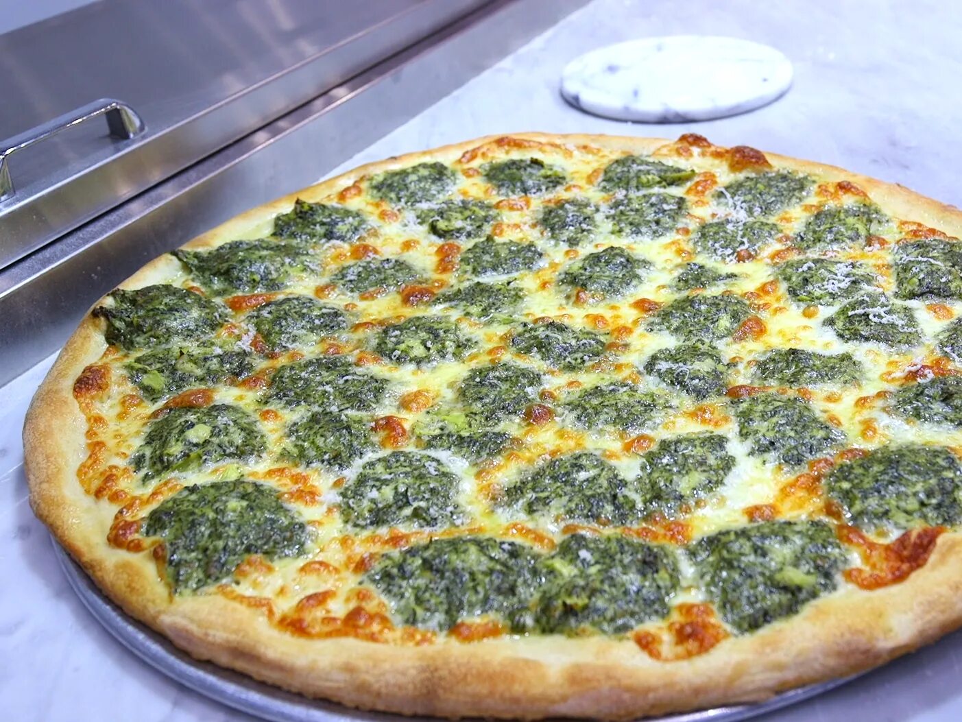 Соус альфредо для пиццы. Пицца из шпината. Хачапури со шпинатом. Пицца вегетарианская со шпинатом. Пицца со шпинатом.