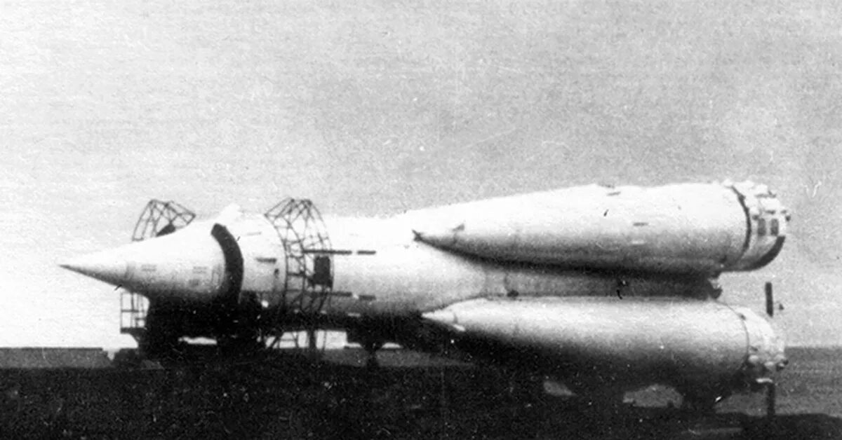 Ракеты ссср история. Двухступенчатая баллистическая ракета р-7,. Межконтинентальная баллистическая ракета р-7. 1957 Год испытание межконтинентальной баллистической ракеты.