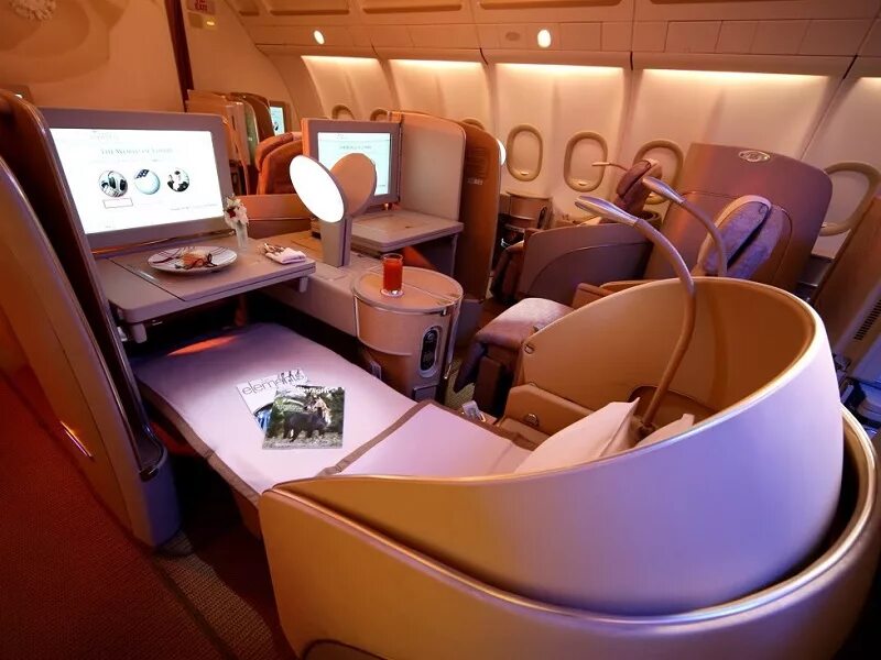 First class plus. Этихад первый класс. Первый класс Эмирейтс. Бизнес класс в самолете. Первый класс в самолете.