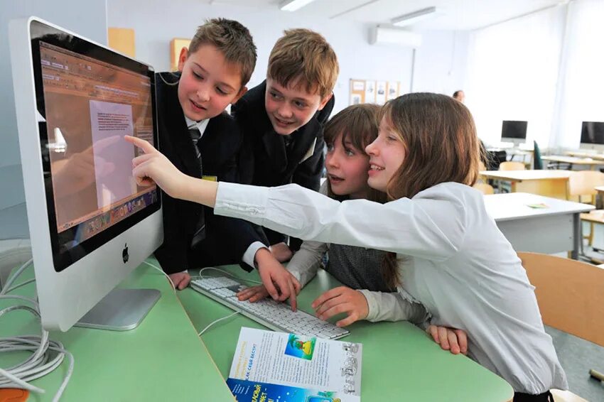 Урок информатики в школе. Школьники и ИКТ. Дети на уроке информатики. Технология в школе. Сайт класса рф