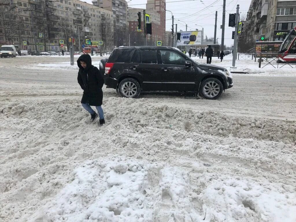 Снег в санкт петербурге сегодня. Снег в питере. снегопад в питере. снег в петербурге сегодня. снег фото.