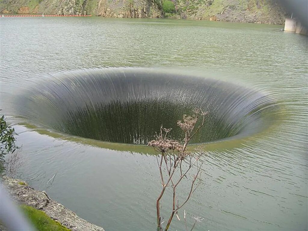 Как в старину называли водоворот в реке. Плотина Монтичелло Калифорния. Плотина Монтичелло дыра. Плотина Монтичелло дыра славы. Воронка озера Глори-Хоул.