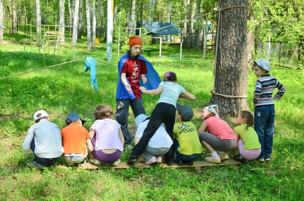 Игры на сплочение старший возраст. Тимбилдинг для детей в лагере. Лагерные игры на сплочение. Сплочение детей в лагере. Интересная игра на сплочение лагерь.