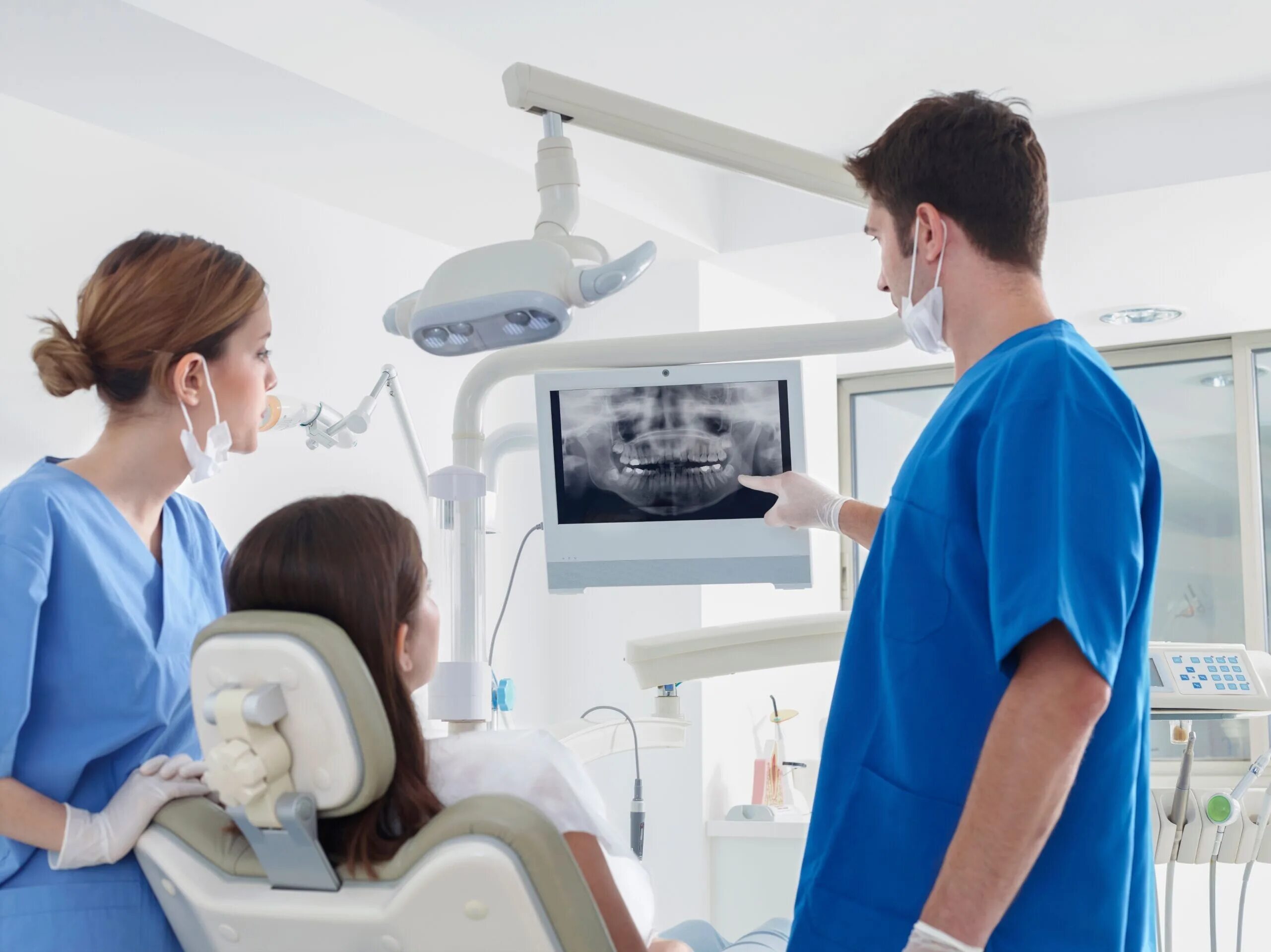 Стоматология рентген зуба. Снимки зубов в стоматологических. Стоматолог телевизор. Панорамный снимок зубов.