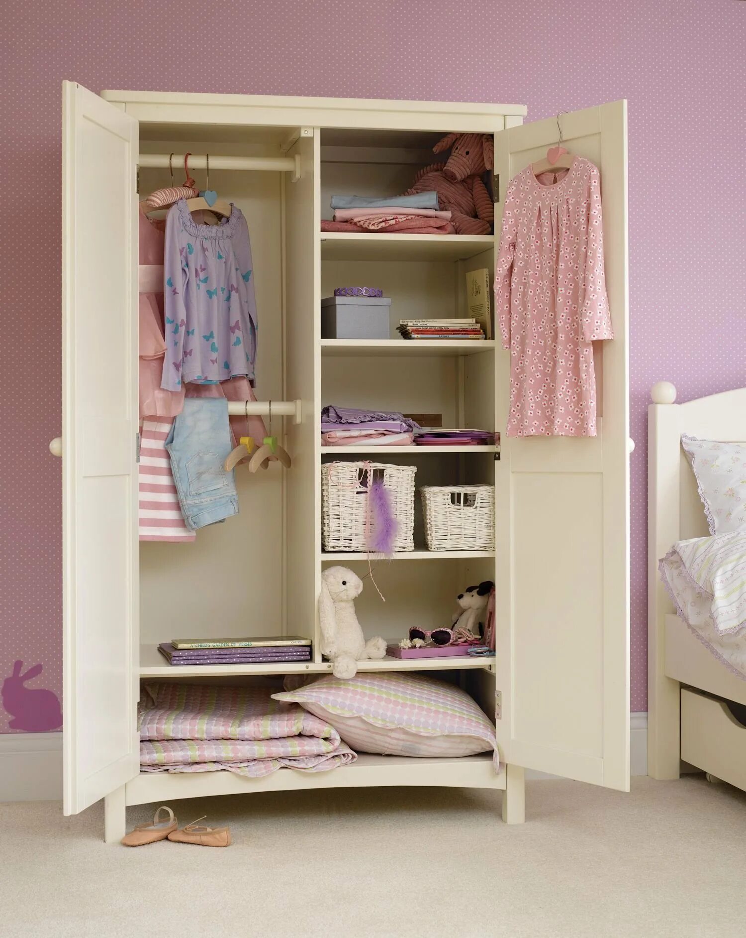 Комната для девочки подростка. Девочка прячется в шкафу. Шифоньер для детской комнаты. Маленькая девочка в комбинезоне перед шкафом. Шкаф для девочки.