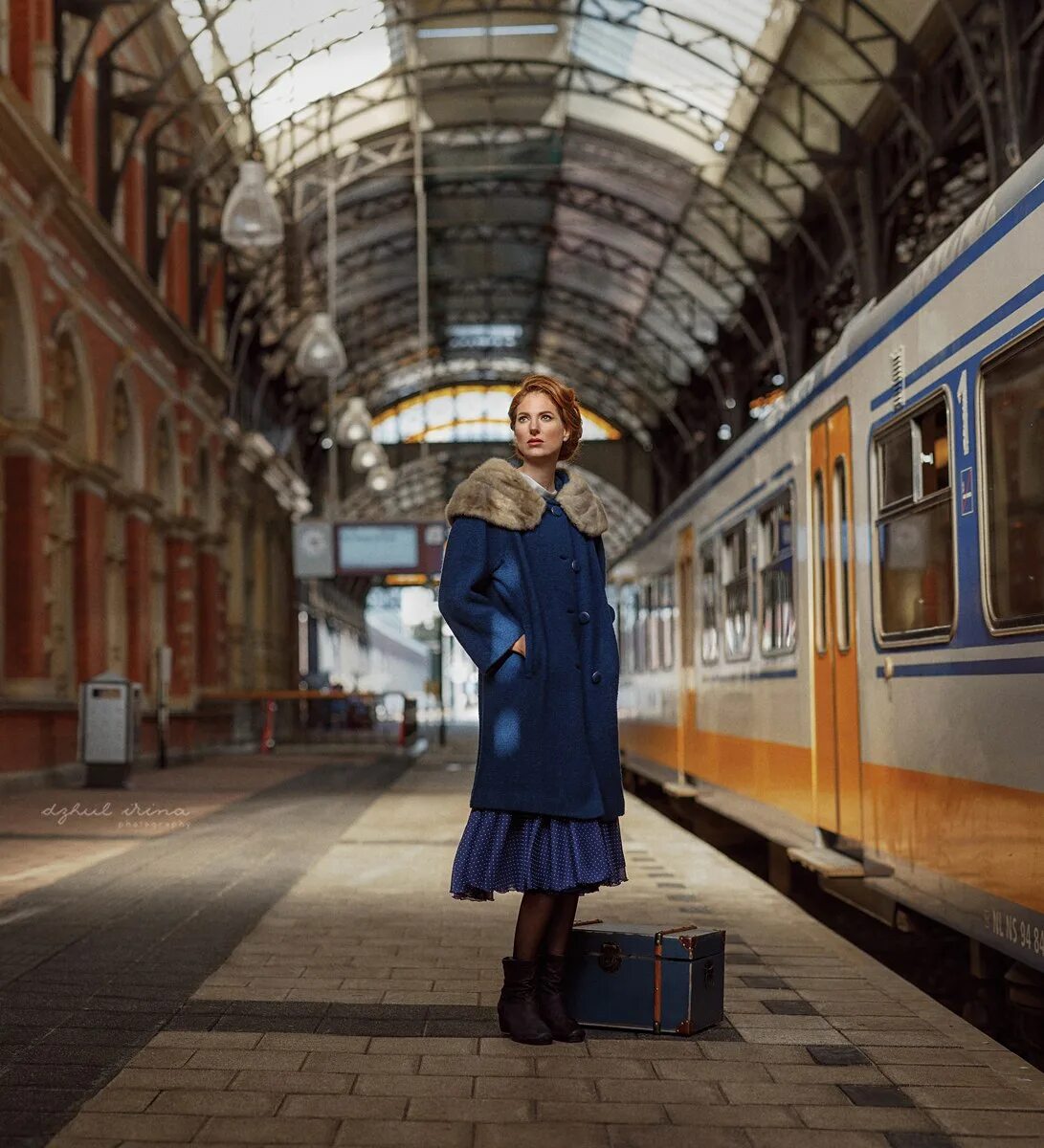Образ железной дороги. Девушка на вокзале. Фотосессия в метро. Девушка на вокзале с чемоданом.