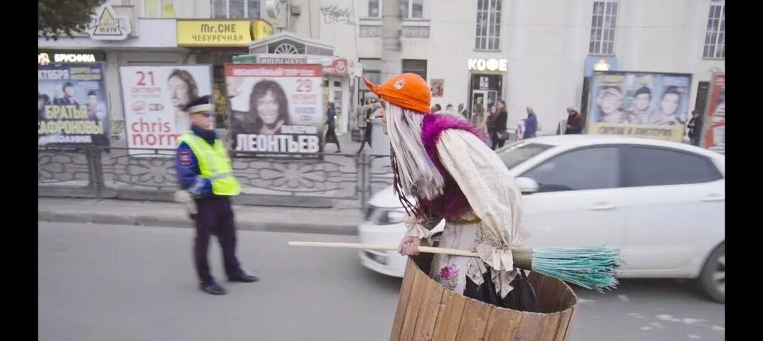 Баба яга в ступе морозко. Баба яга в ступе. Видео бабы яги в ступе. Баба яга в ступе. Садовая фигура "баба-яга".