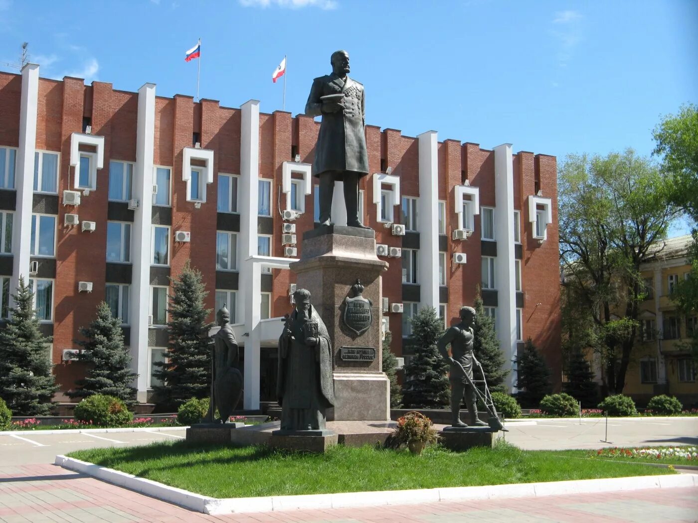 Памятники саратова. Памятник Столыпину в Саратове. Памятник Петру Столыпину (Саратов) памятники Саратова. Памятник п. а. Столыпину. Памятник Столыпину Саратов областная Дума.